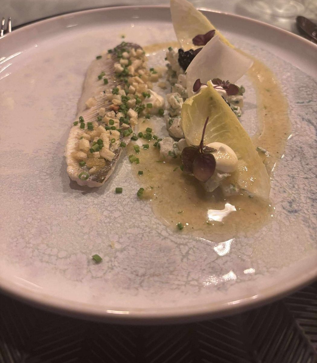 Gerookte vis met witlof, crème fraîche en verse kruiden