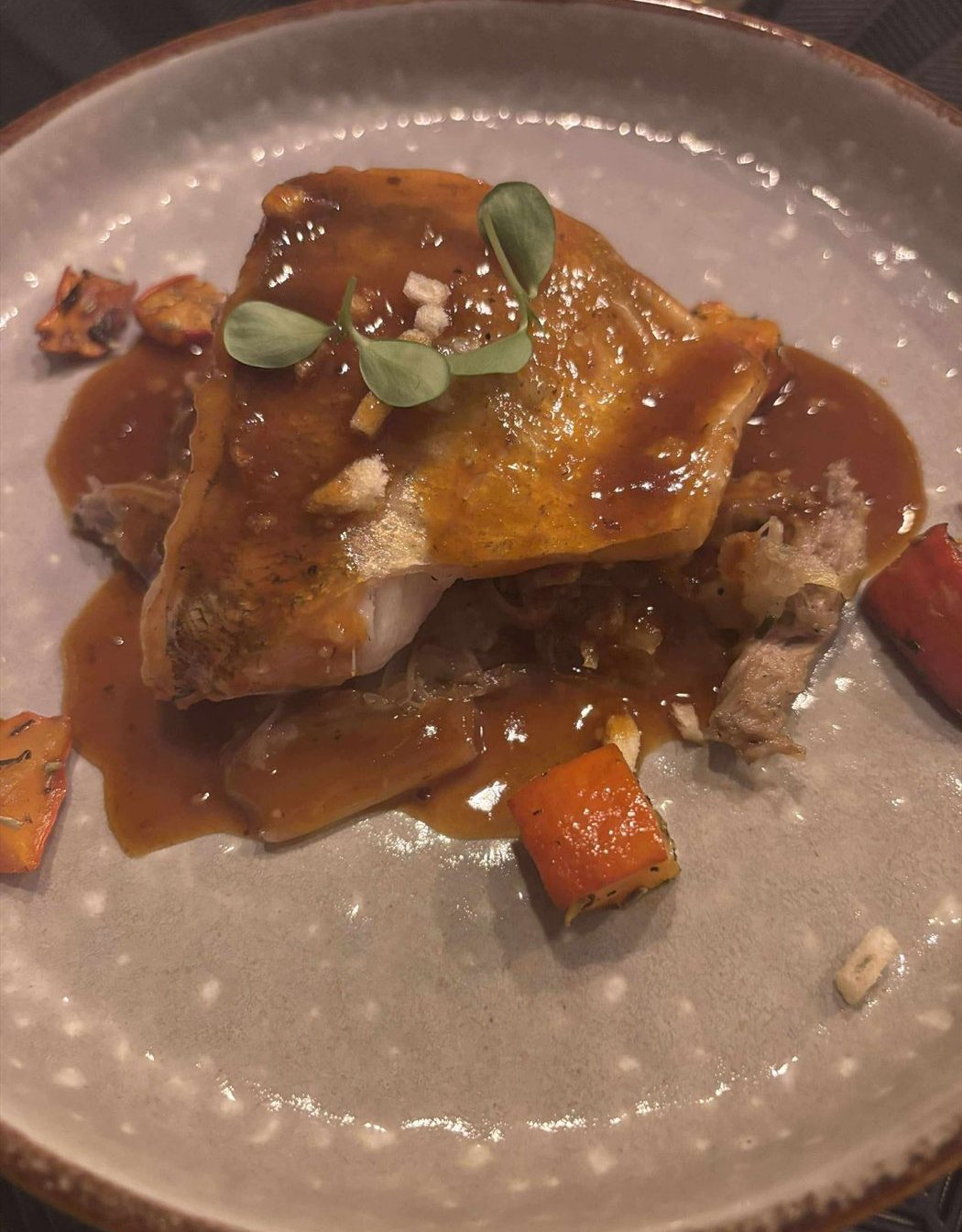 Gelakte kip met geroosterde wortel en jus