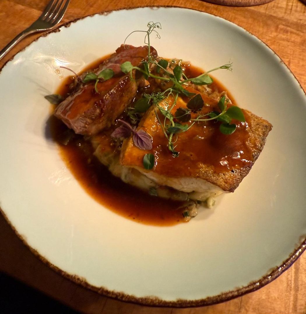 Vis en vlees met een rijke jus, op romige puree