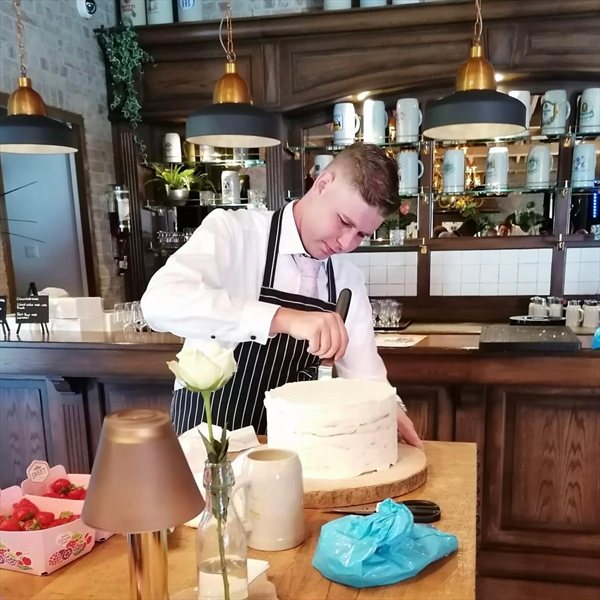 Timber Nijland aan het werk in de keuken